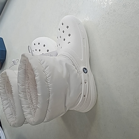 Crocs Classic Fuzzy Lined Puffy Boot - Picture 1 of 4